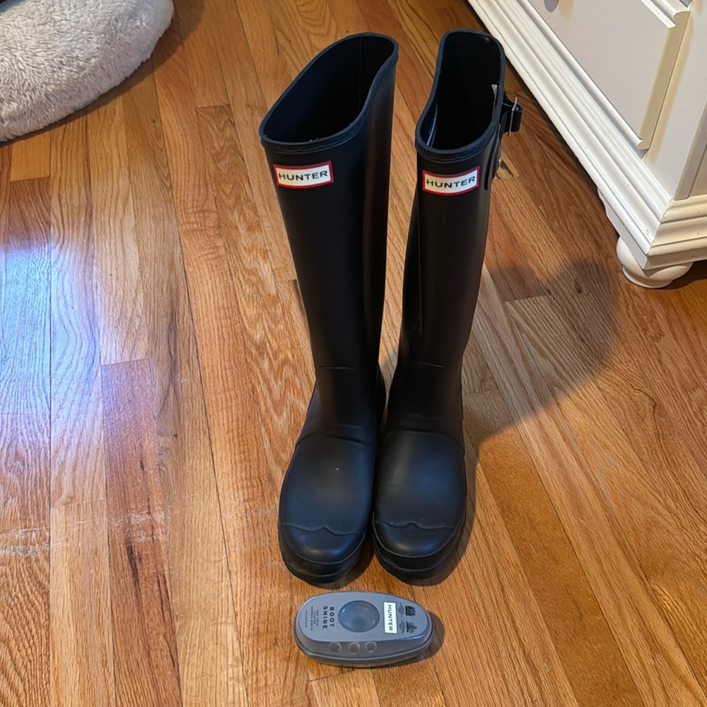 Women’s black Original Tall Hunter boots, size 8 EUC with free Hunter Boot Shine
